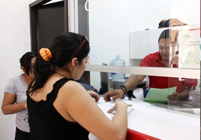 Quejas. El tiempo de espera es uno de los reclamos más comunes en las colas de los bancos.