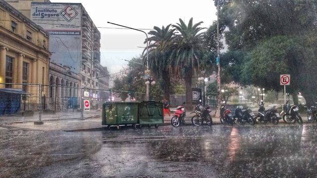 Lluvia en Paraná: calles y veredas anegadas&nbsp;