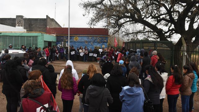 Ayer se realizó un abrazo a la escuela de Uriburu al 7500.&nbsp;