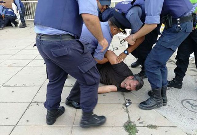 Incidentes en la visita de Macri a Viedma: detuvieron a un dirigente gremial