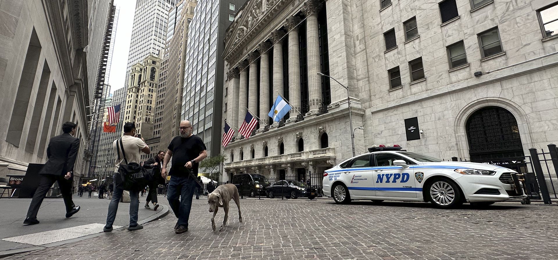 La bandera de Argentina ondea en el frente de la Bolsa de Valores de Nueva York, donde el presidente argentino Javier Milei hará sonar la campana inaugural el lunes 23 de septiembre de 2024 en Nueva York. (Foto AP/Peter Morgan) La bandera de Argentina ondea en el frente de la Bolsa de Valores de Nueva York, donde el presidente argentino Javier Milei hará sonar la campana inaugural el lunes 23 de septiembre de 2024 en Nueva York. (Foto AP/Peter Morgan)