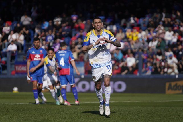 Di María festeja tras convertir de penal en el partido ante Tigre