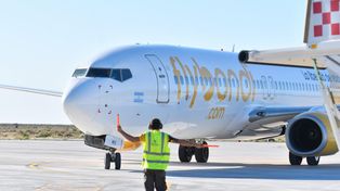 Flybondi no puede girar dólares al exterior y cancela vuelos: afecta a más de 5.500 pasajeros