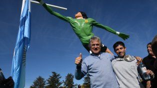 El histórico arquero de River y del Seleccionado Argentino Ubaldo Matildo Filliol Pato fue homenajeado con una estatua en su pueblo San Miguel del Monte