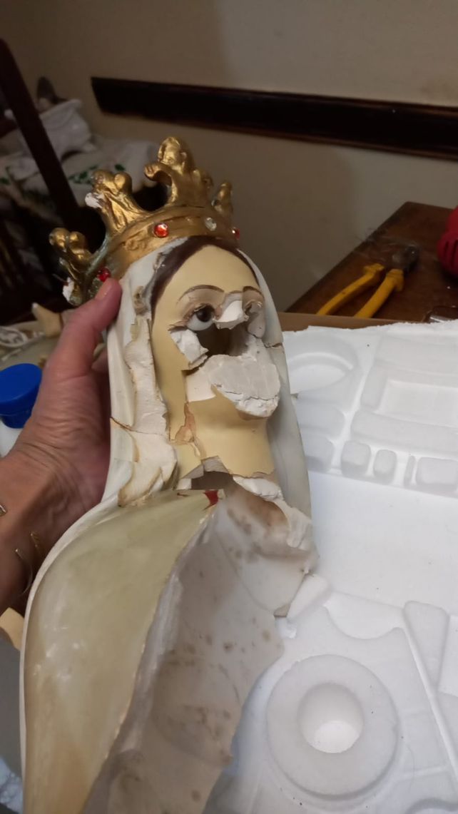Los trozos de la figura de la Virgen de la Merced requirieron de un esforzado trabajo de restauración.