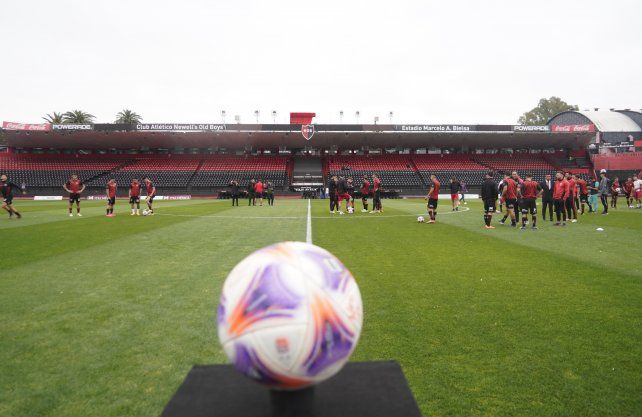 No se jugó. Newells salió a la cancha y Central no se presentó por falta de garantías. Un papelón.&nbsp;
