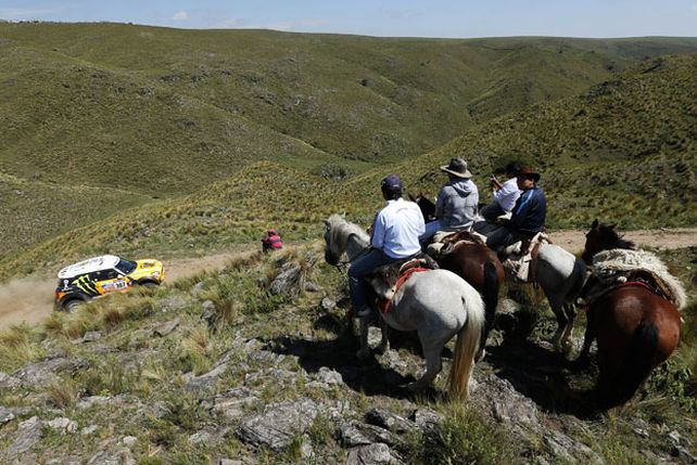 Peterhansel, líder en soledad tras el abandono de Al-Attiyah