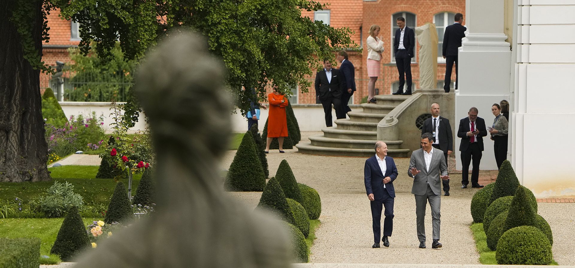 El canciller alemán Olaf Scholz, y el primer ministro español Pedro Sánchez, caminan hacia una conferencia de prensa durante una reunión en la casa de huéspedes del gobierno alemán Meseberg Palce en Meseberg, al norte de Berlín, Alemania, el martes 30 de agosto de 2022 .