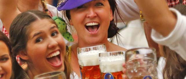 Centenares de participantes de la apertura de la Oktoberfest levantan sus jarras y anuncian dos semanas de celebraciones.
