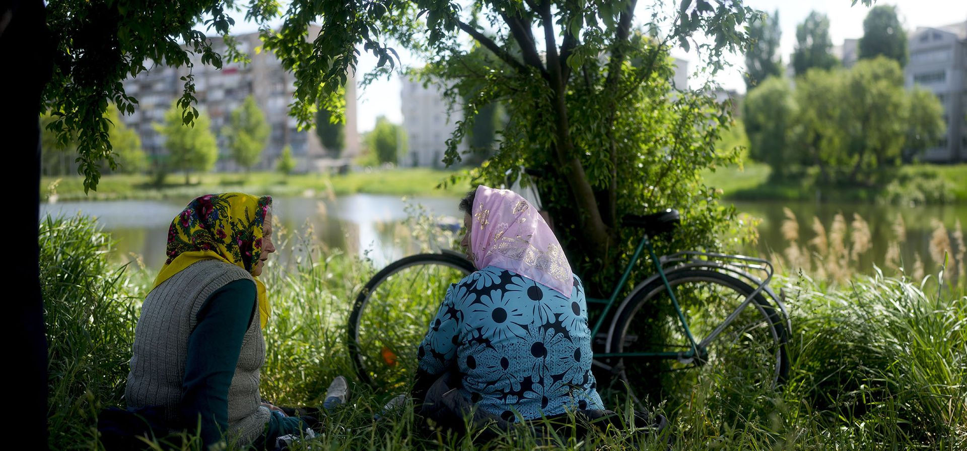 Mujeres hablan en un parque en Borodyanka, en las afueras de Kyiv.