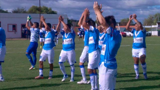 Los jugadores de Sportivo saludan a su público que los acompañó.