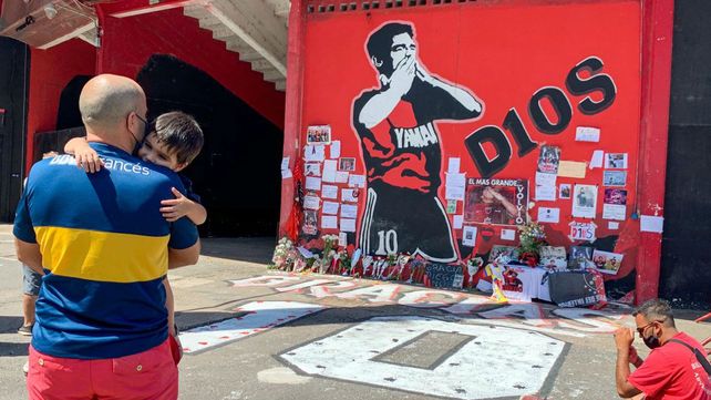 El mural con la imagen de Maradona en el Marcelo Bielsa se convirtió en una especie de santuario para los hinchas leprosos.