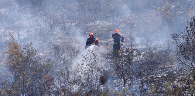 Los bomberos trabajan para extinguir un incendio forestal en Cotignac, Francia, el miércoles 22 de julio de 2026, mientras las condiciones de sequía empeoran tras una ola de calor y la escasez de agua en gran parte de Francia. (Manon Cruz/Pool Photo vía AP)