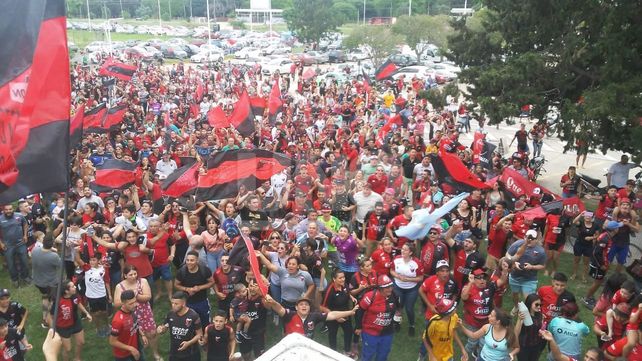 El plantel de Colón recibió una histórica despedida en su viaje en busca de la gloria
