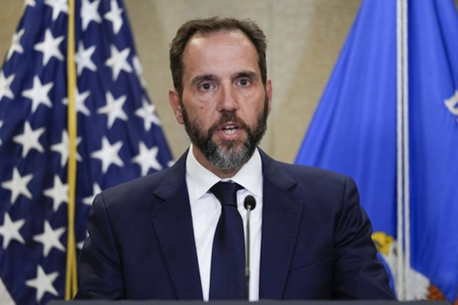 El fiscal especial Jack Smith acusó a Trump de buscar ilegalmente cambiar el resultado electoral de noviembre de 2020, en el que perdió ante Joe Biden. Abogados y un funcionario ayudaron al ex presidente en sus maniobras.