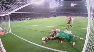 La brillante doble tapada de Keylor Navas para evitar el segundo de Central Córdoba ante Newells.