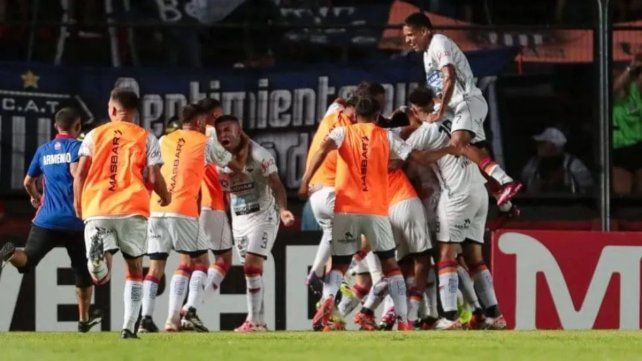 Los jugadores del Deportivo Armenio celebran tras clasificarse en la Copa Argentina.