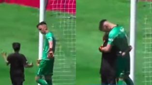El abrazo de un niño al arquero de la reserva de Colón que conmueve