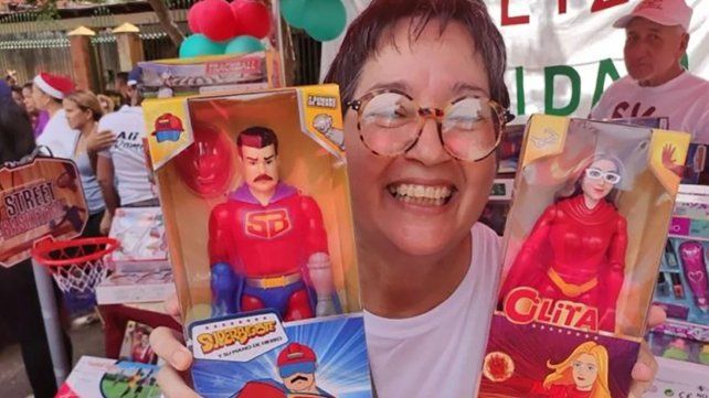 Sigue la polémica en Venezuela por los muñecos de Maduro superhéroe