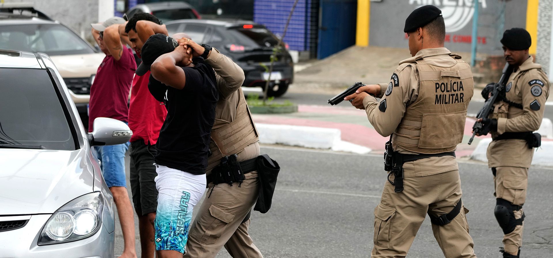 La policía registra a automovilistas durante un operativo de seguridad en el barrio de Lobato, en las afueras de Salvador, estado de Bahía, Brasil, el jueves 27 de agosto de 2026. (Foto AP/Eraldo Peres) La policía registra a automovilistas durante un operativo de seguridad en el barrio de Lobato, en las afueras de Salvador, estado de Bahía, Brasil, el jueves 27 de agosto de 2026. (Foto AP/Eraldo Peres)