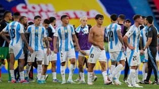 Los futbolistas argentinos se retiran del estadio Metropolitano de Barranquilla masticando bronca por la derrota.