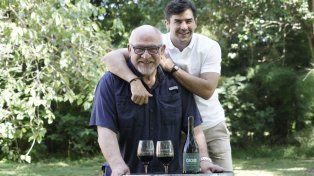 El empresario Carlos Graciano Araujo junto a su hijo Charly, quien dirige la bodega rosarina.