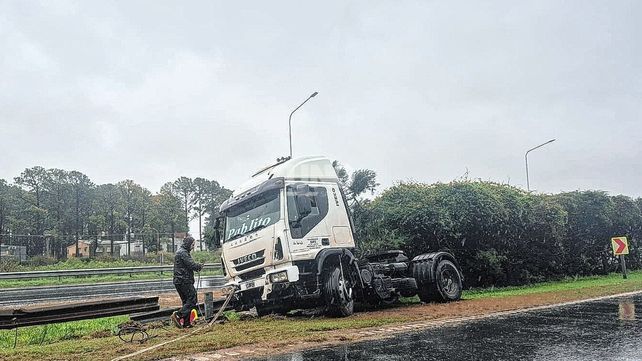 Diluvio y desperfecto mecánico: Un camión despistó en la Autopista Santa Fe-Rosario por un temporal y posible falla. Foto: Juan Trento - UNO Santa Fe.