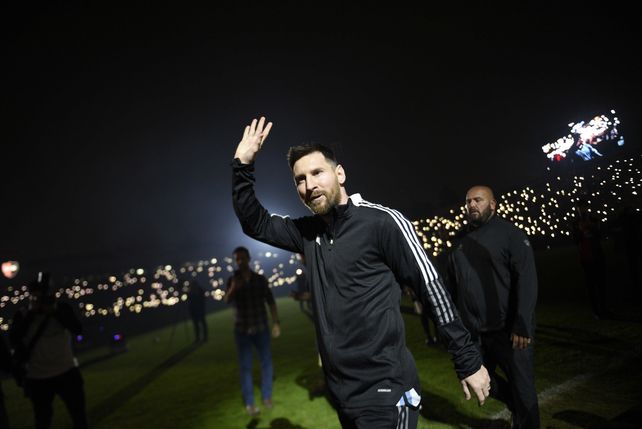 Lionel Messi estuvo en la despedida de Maxi Rodríguez y fue ovacionado por los leprosos en un Coloso
