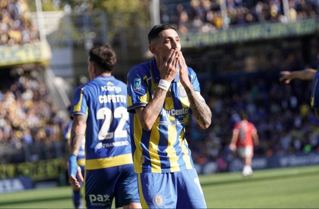 Di María celebra el primer tanto de Central ante el Rojo, el del empate. Fideo hizo un gol de película.