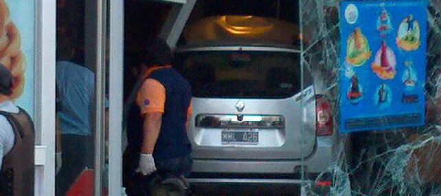 El Renault Sandero no alcanzó a frenar y se introdujo en el local de comida rápida. (Foto: Twitter)