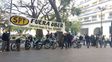 Los taxistas colgaron un pasacalle frente a la Fundación Libertad.