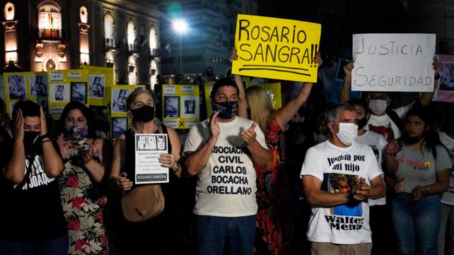 El reclamo vecinal para que se implementen políticas de seguridad se hizo escuchar el miércoles en el Monumento Nacional a la Bandera