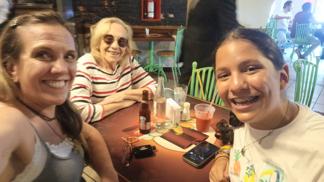 La rosarina Patricia García Cantón junto a su madre e hija tras la tensión por el terremoto en Venezuela&nbsp;