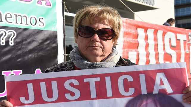 La madre. Alicia sigue el juicio desde afuera del tribunal penal
