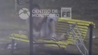 Lo detuvieron por masturbarse frente a niños en la plaza del Soldado