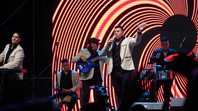 Iván Noble y Los Charros le pusieron broche de oro musical a la 39° edición de la Fiesta Nacional de la Artesanía de Colón. Se sorteó un 0 Km