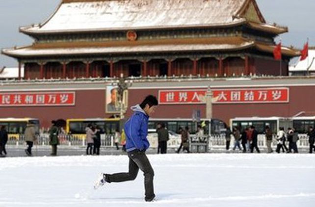 China provoca nevadas artificiales sobre Pek&iacute;n para aliviar la sequ&iacute;a