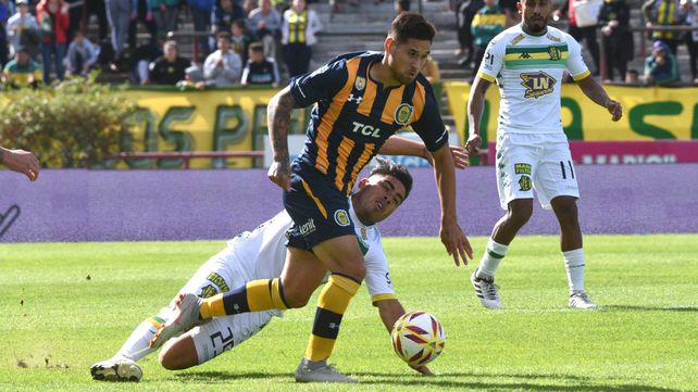 Continuidad. Villagra intenta darle salida al equipo en el partido ante Aldosivi. El juvenil recibió el respaldo del entrenador.