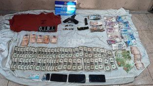 Les secuestraron dólares, &nbsp;joyas, y un arma de guerra cargada