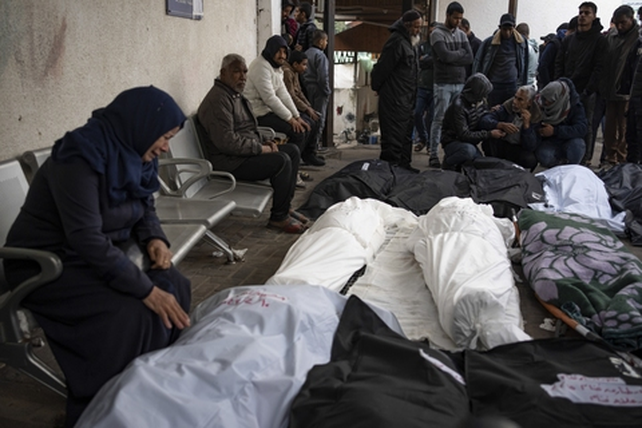 Los muertos se acumulan en el ingreso de un hospital de Rafah.&nbsp;