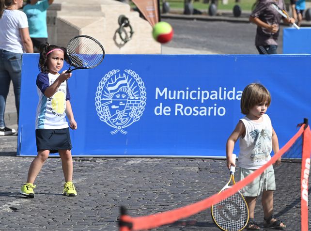 Los chicos pudieron disfrutar de una especie de clase de tenis bajo el sol rosarino.