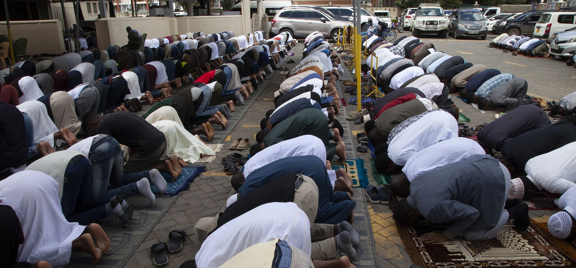 Musulmanes de Kenia rezan el último viernes del mes de Ramadán en Masjid Noor en Nairobi, Kenia, el viernes 29 de abril de 2022. 