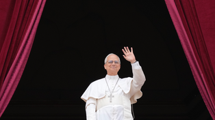 El Papa León XIV dirige la oración del Regina Coeli desde la logia central de la Basílica de San Pedro
