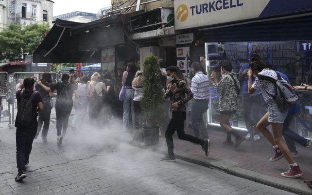 Manifestantes corren para evitar los gases lacrimógenos, disparados por la policía para dispersar a las multitudes en el centro de Estambul. La policía utilizó gas lacrimógeno para dispersar a las multitudes y detuvo a algunas decenas de manifestantes LGTBI.