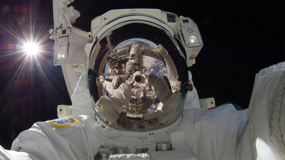 Qué pasaría si un astronauta se quita el casco en el espacio