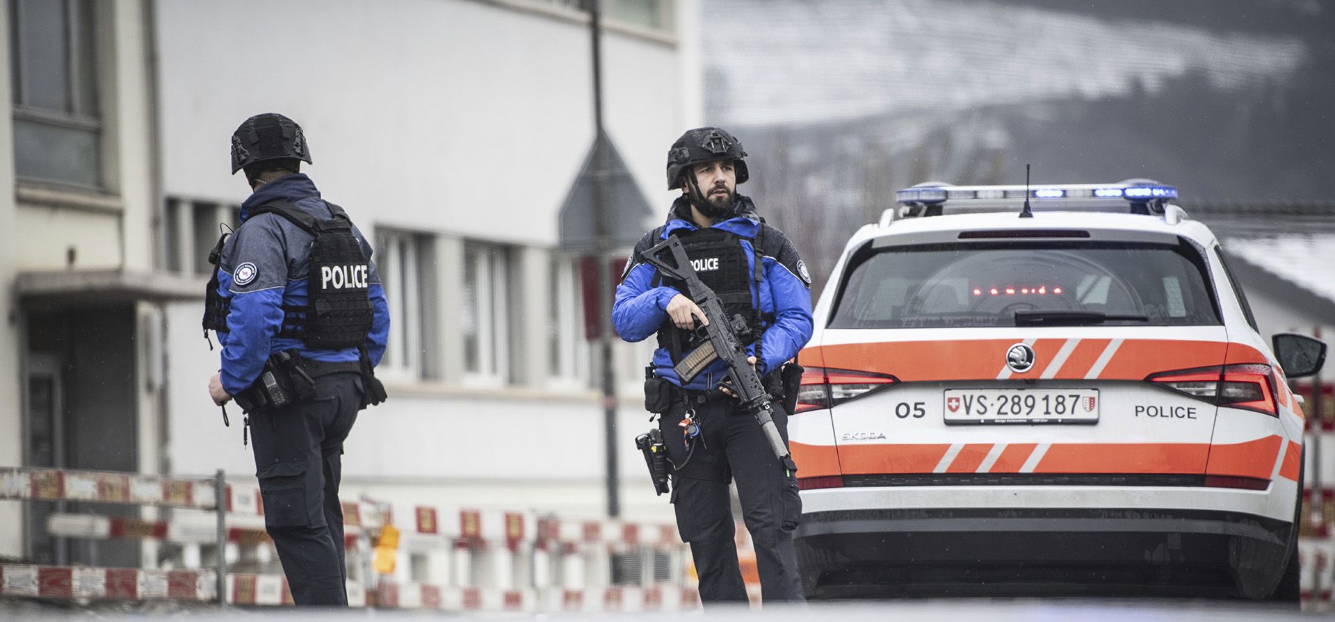 Policías montan guardia en el lugar después de un tiroteo, en Sion, Suiza, el lunes 11 de diciembre de 2023. Dos personas murieron y una resultó herida después de que un hombre armado disparó en dos lugares de una ciudad del sur de Suiza. (Louis Dasselborne/Keystone vía AP) Policías montan guardia en el lugar después de un tiroteo, en Sion, Suiza, el lunes 11 de diciembre de 2023. Dos personas murieron y una resultó herida después de que un hombre armado disparó en dos lugares de una ciudad del sur de Suiza. (Louis Dasselborne/Keystone vía AP)