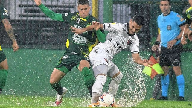El agua fue protagonista en el partido entre Defensa y Colón.