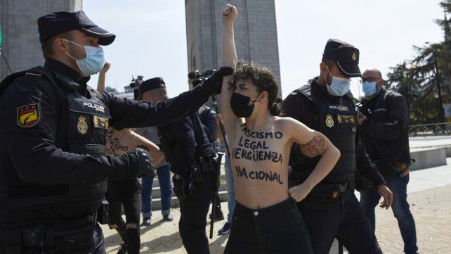 Agentes de policía arrestan a activistas de Femen durante una manifestación contra un evento franquista de extrema derecha en Madrid.