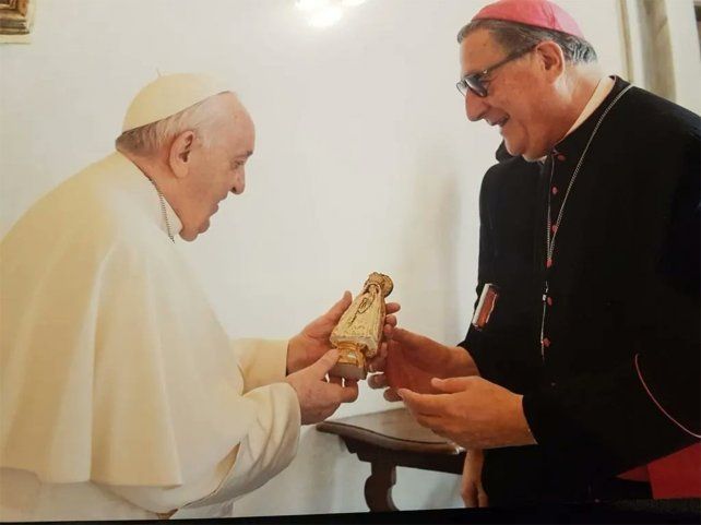 El Papa Francisco recibe una imagen de la virgen del Rosario que le obsequió el arzobispo de la ciudad