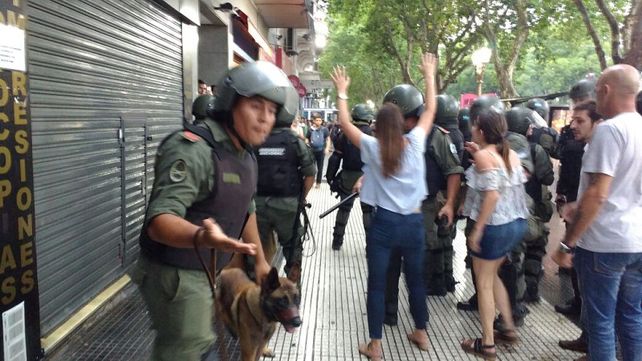Así reprimió Gendarmería la marcha de abrazo al Congreso